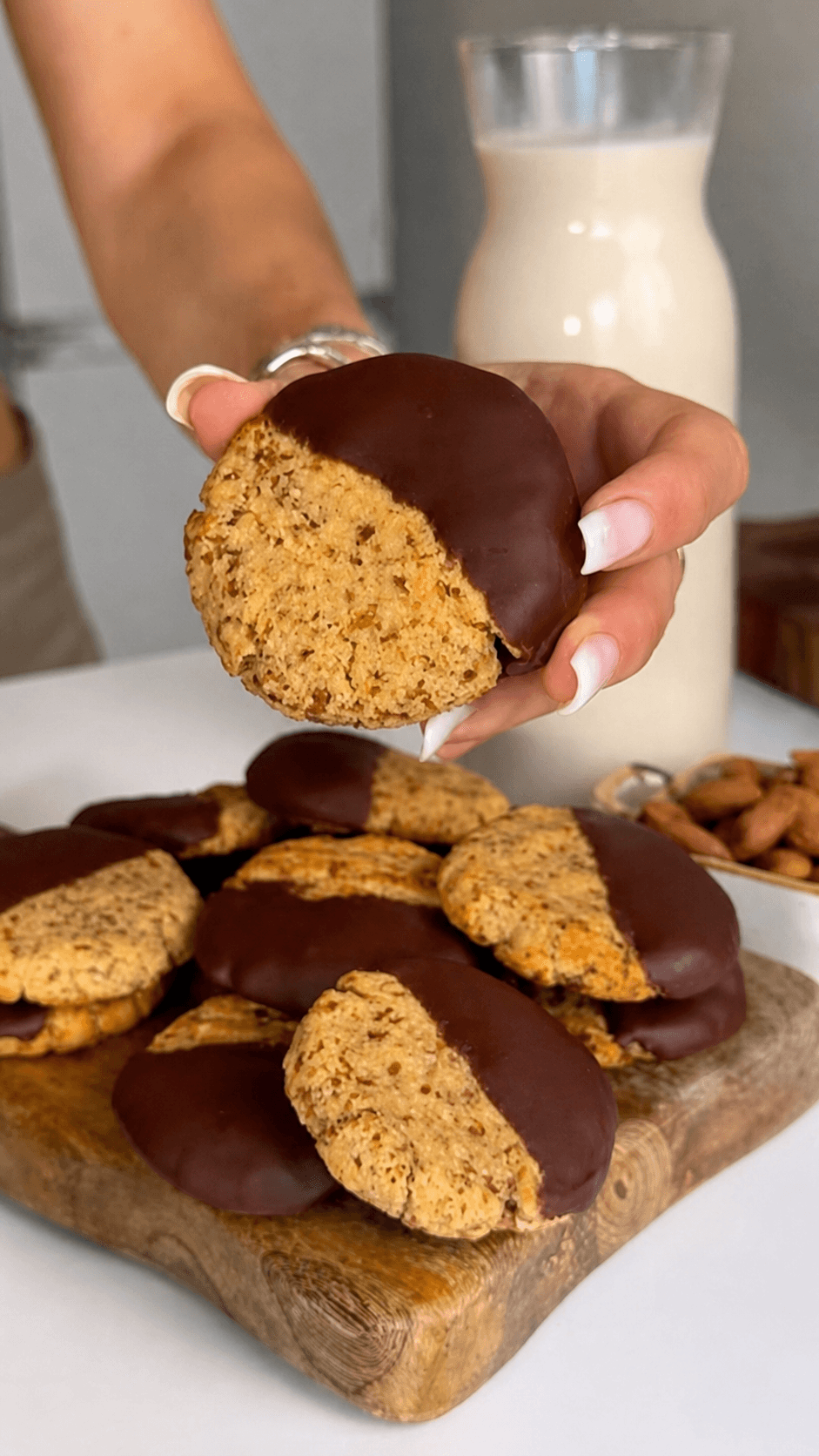 Latte di mandorle e Biscotti alle mandorle e Cioccolato